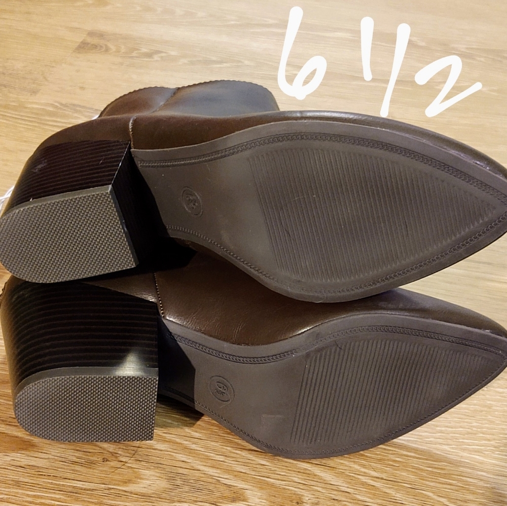 🔥 3/$10 NWOT - Bren Zipper Back Bootie - Brown - Picture 4 of 8